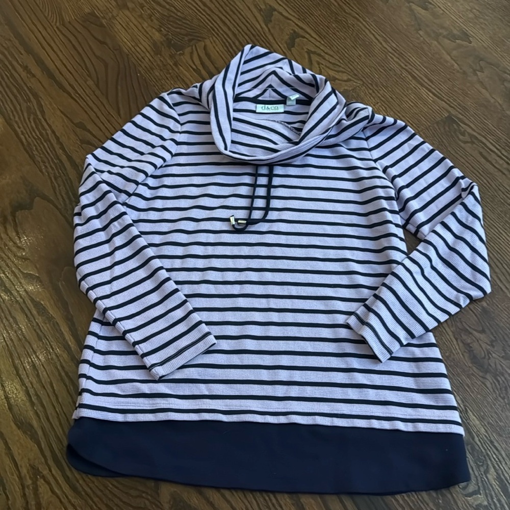Women's adorable athletic pullover!